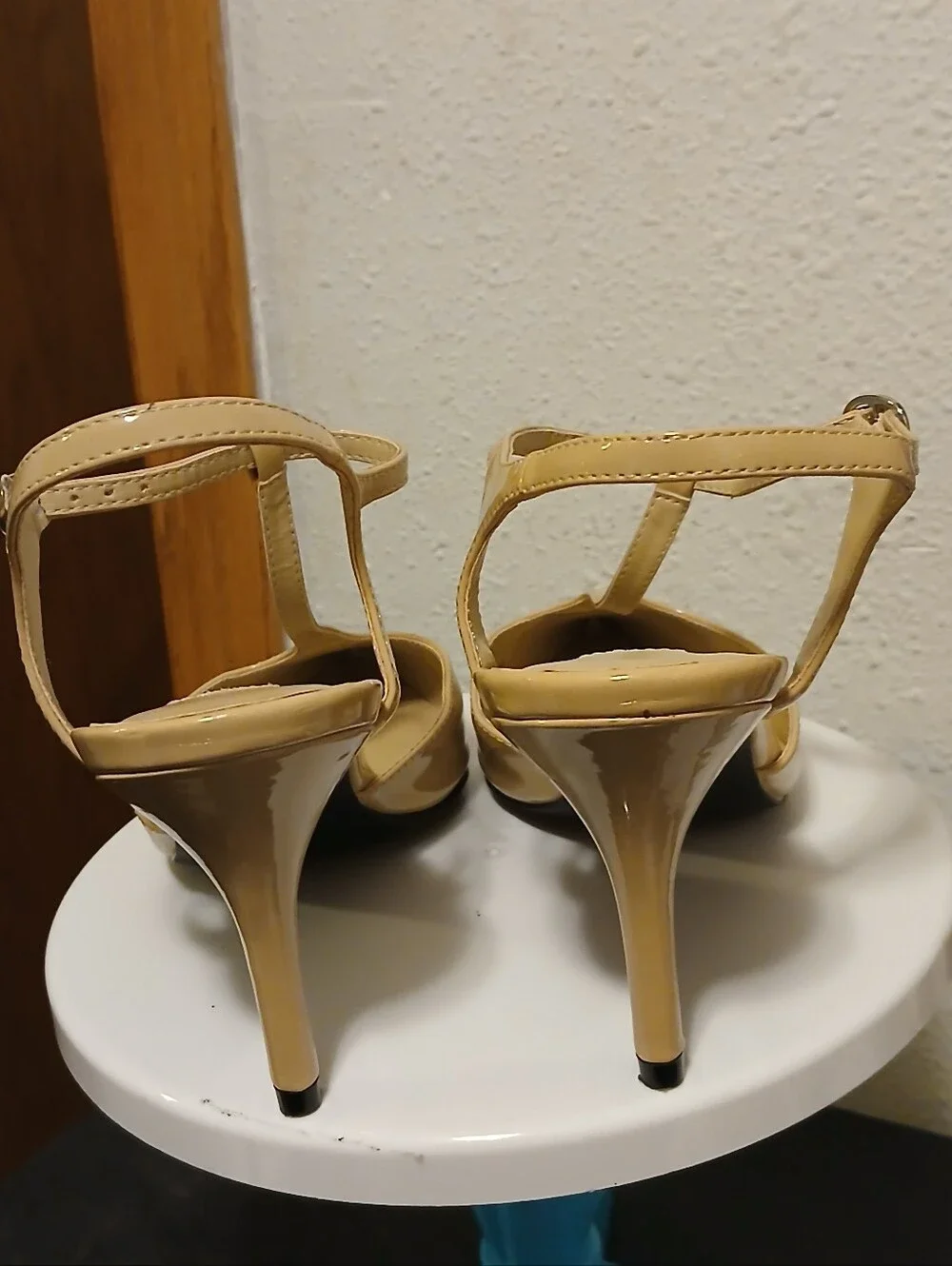 Dolce by Mojo Moxy Nude Patent T-Strap Pointed Toe Heels Size 9